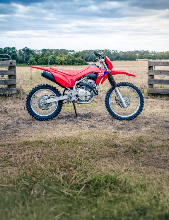 crf250f-product-page-hero-mobile-1600x2080-v7853