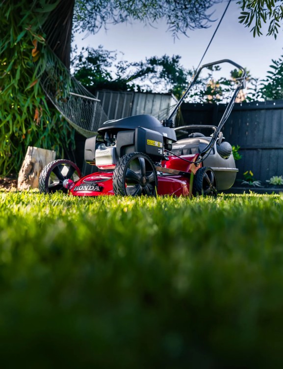 yard-buddy-premium-lawn-mower-product-page-header-mobile-v2-1600-x-2080
